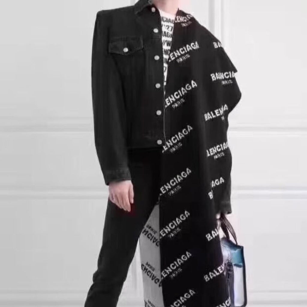 Balenciaga Black & White Knitted Scarf — model