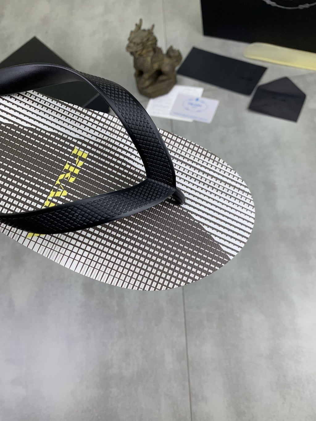 微商相册测试鞋子-Prada Striped Thong Flip-Flops — detail