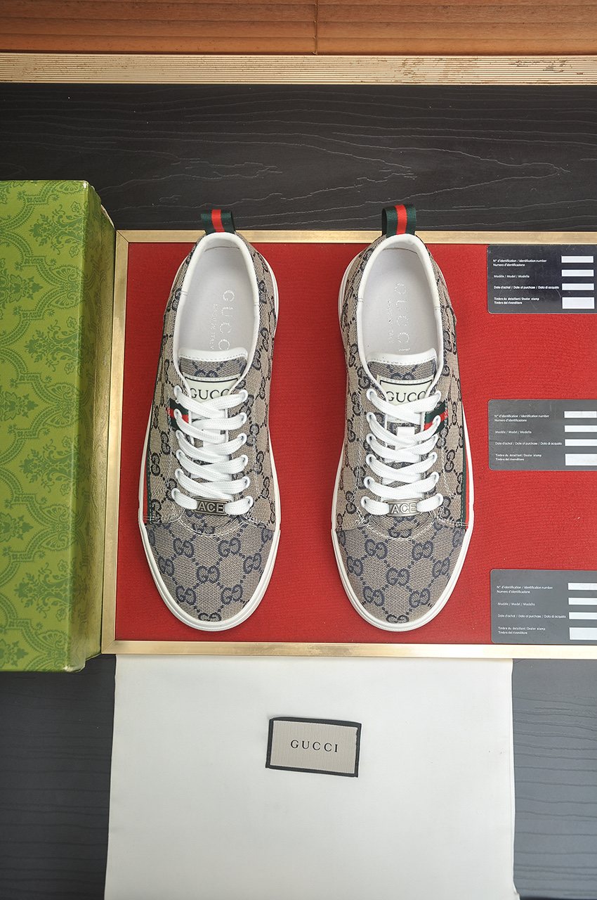 Gucci Stripe Low-Top Sneakers — front