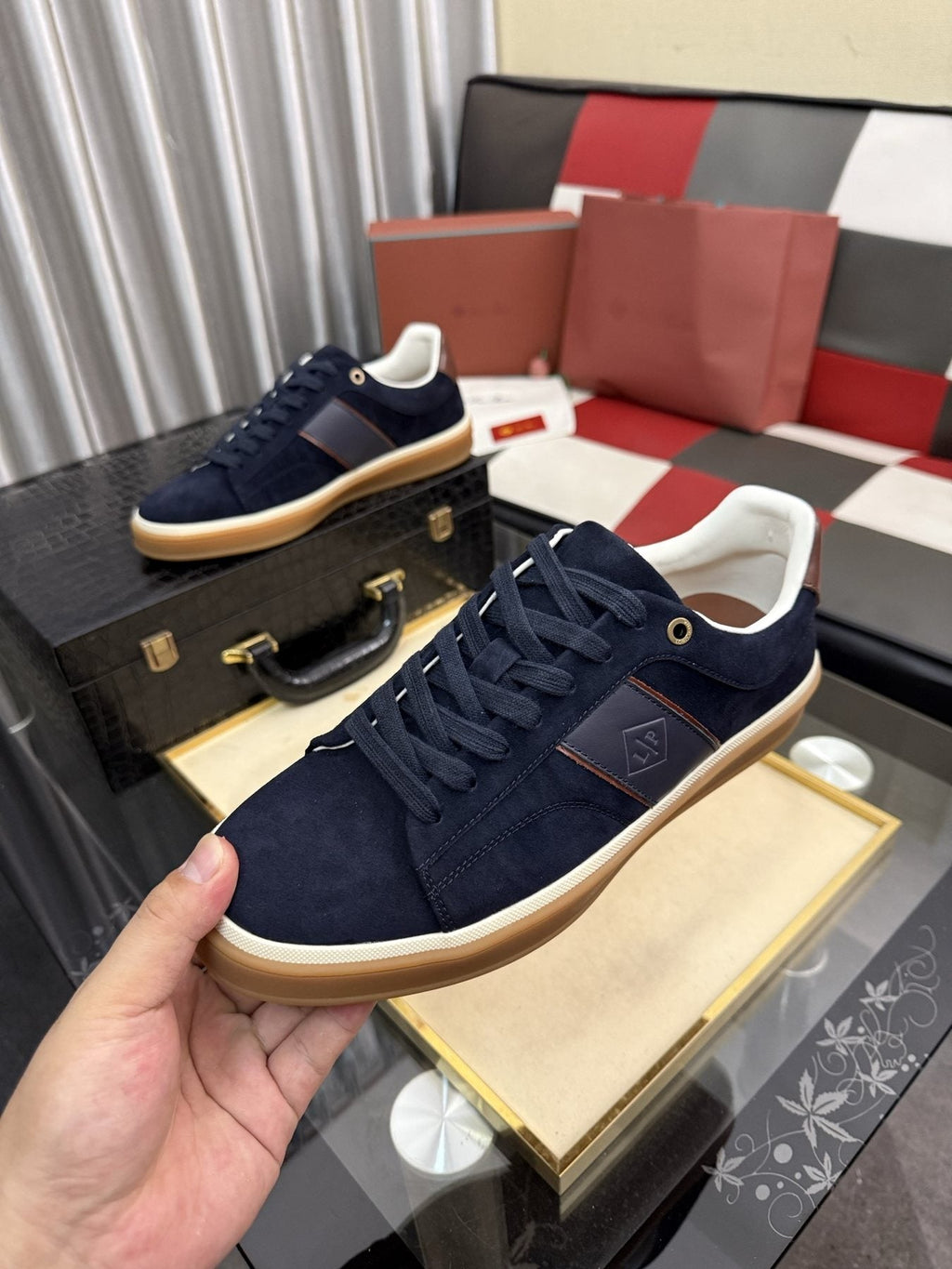 微商相册测试鞋子-Low-Top Lace-Up Sneakers with Gum Sole — front