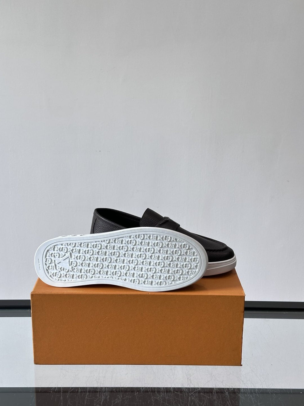 微商相册测试鞋子-Louis Vuitton Textured Platform Slip-On Loafers — detail