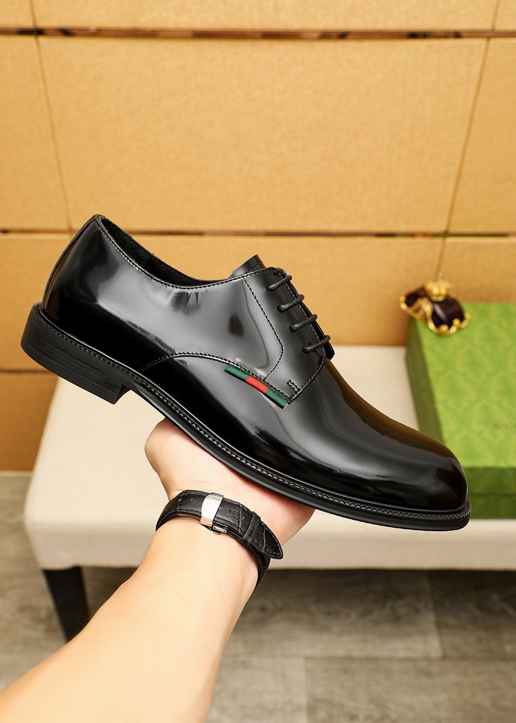 GUCCI Stripe Lace-Up Dress Shoes — model